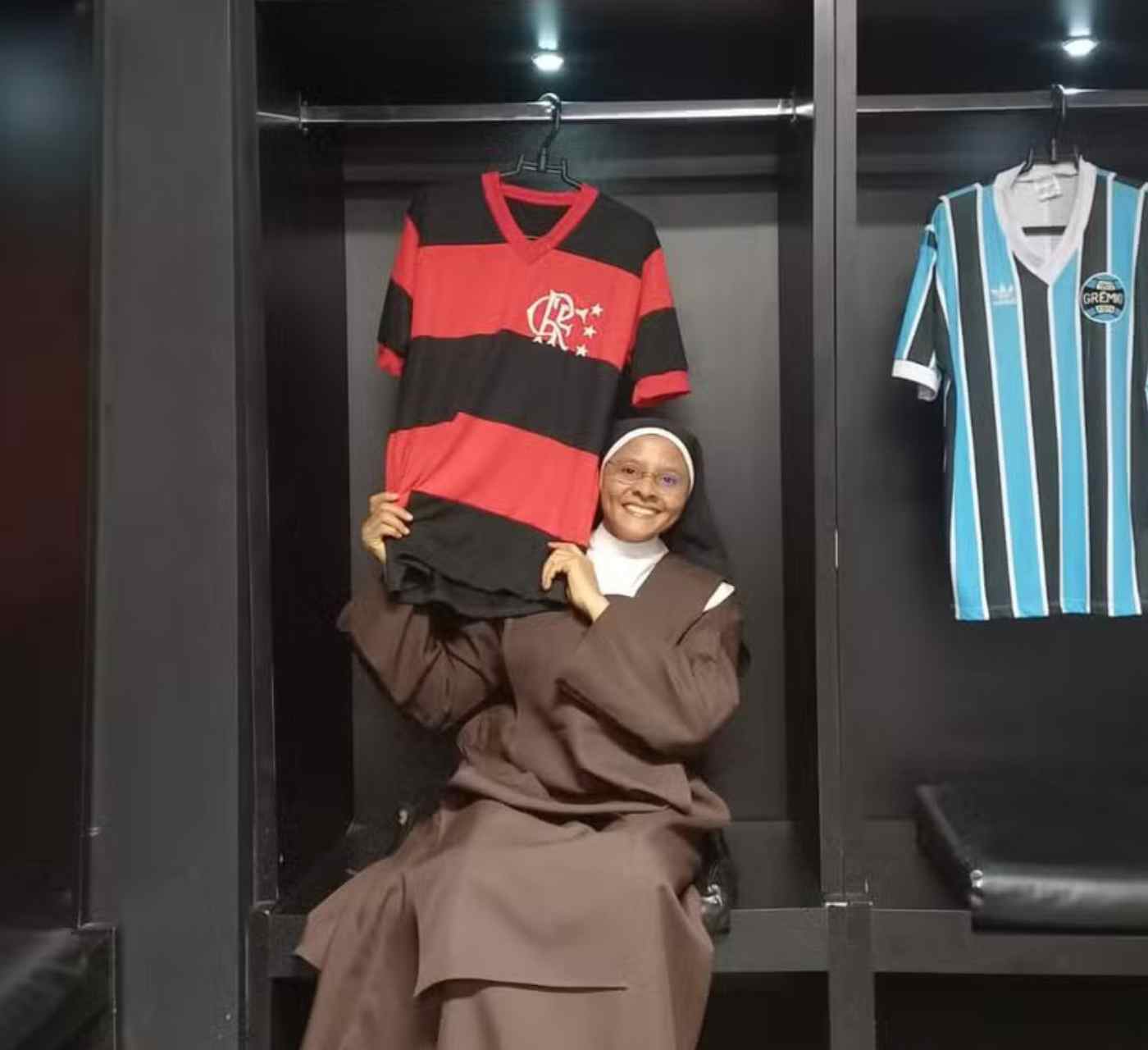 UM SONHO REALIZADO NO MARACANÃ: FREIRA RUBRO-NEGRA GARANTE QUE TORCIDA DO FLAMENGO CELEBRARÁ O NATAL DE 2024 COM GRITO DE 'CAMPEÃO'